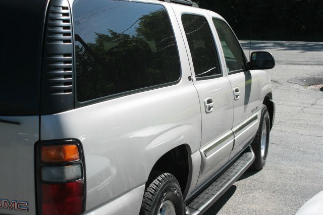 GMC Yukon XL 2004 photo 3