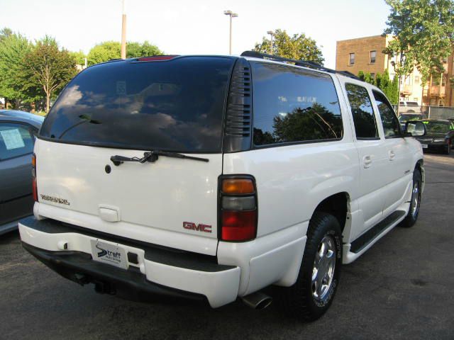 GMC Yukon XL 2004 photo 2
