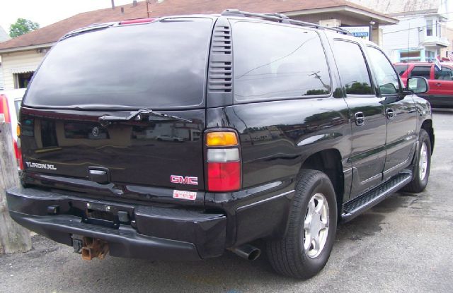 GMC Yukon XL Quattro Manual 3. SUV