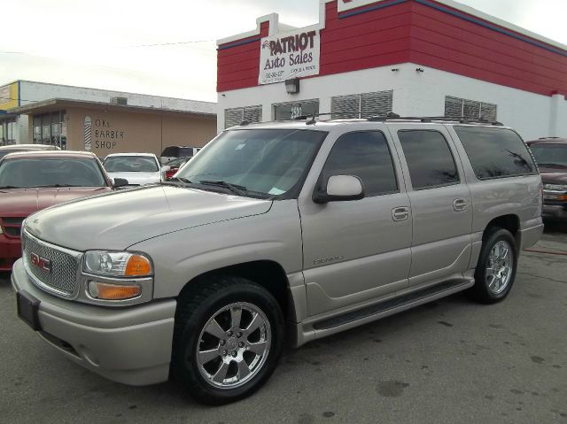 GMC Yukon XL 2005 photo 2