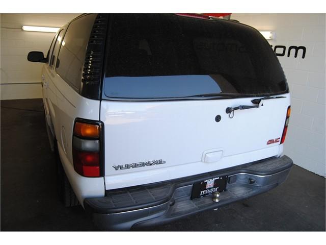 GMC Yukon XL 2005 photo 2