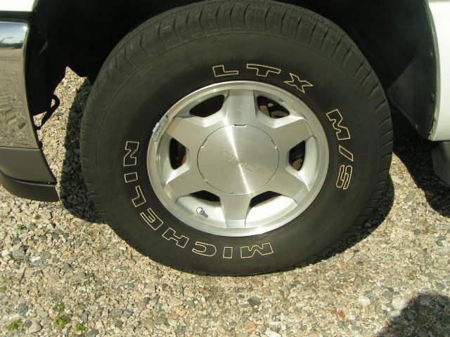 GMC Yukon XL 2005 photo 2