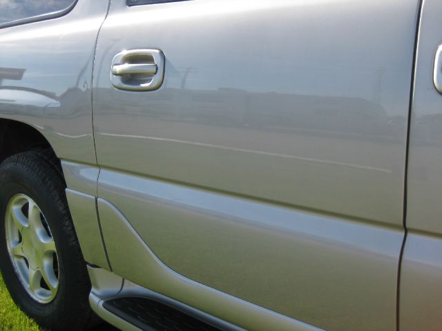 GMC Yukon XL 2005 photo 2