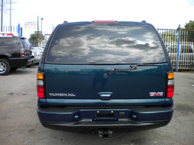 GMC Yukon XL 2005 photo 4