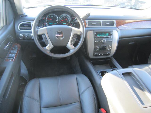 GMC Yukon XL 2010 photo 2