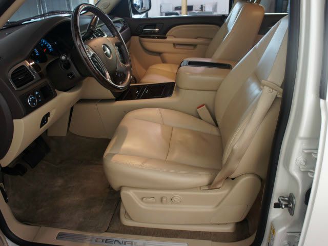 GMC Yukon XL 2010 photo 1