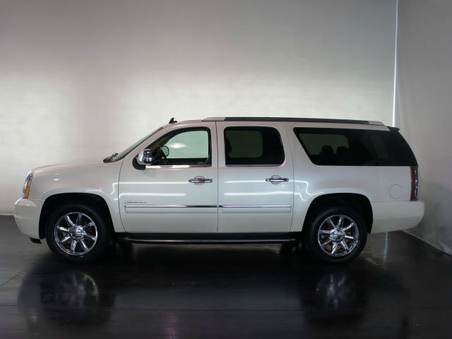 GMC Yukon XL 2010 photo 2