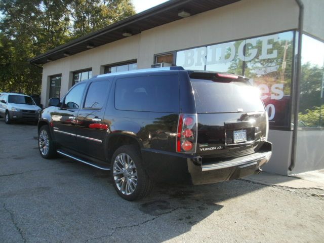 GMC Yukon XL 2010 photo 1