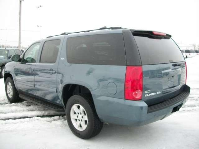 GMC Yukon XL 2010 photo 2