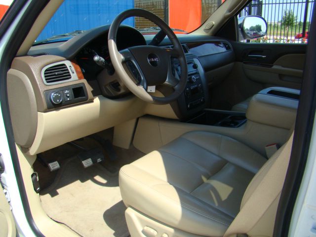 GMC Yukon XL 2010 photo 2