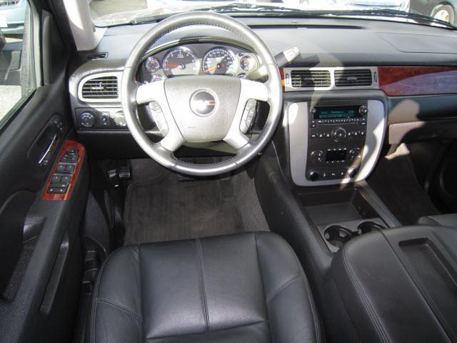 GMC Yukon XL 2010 photo 2