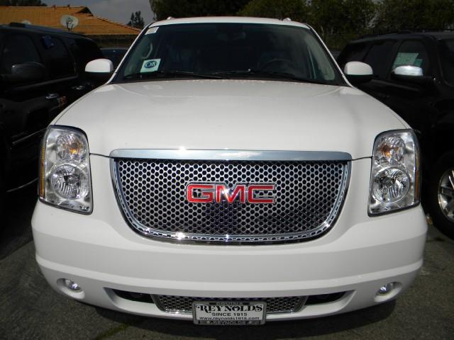 GMC Yukon XL 2011 photo 1