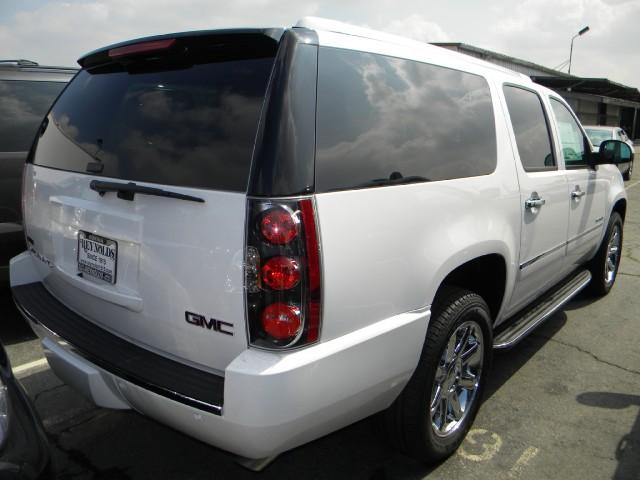 GMC Yukon XL 2011 photo 3