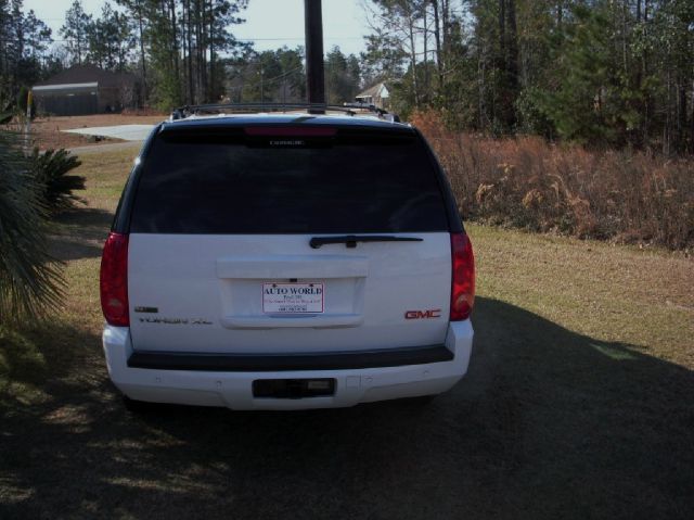 GMC Yukon XL 2011 photo 1