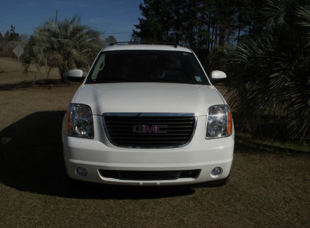 GMC Yukon XL 2011 photo 2