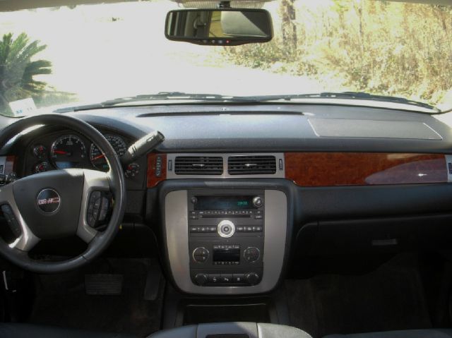 GMC Yukon XL 2011 photo 4