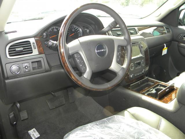 GMC Yukon XL 2011 photo 2