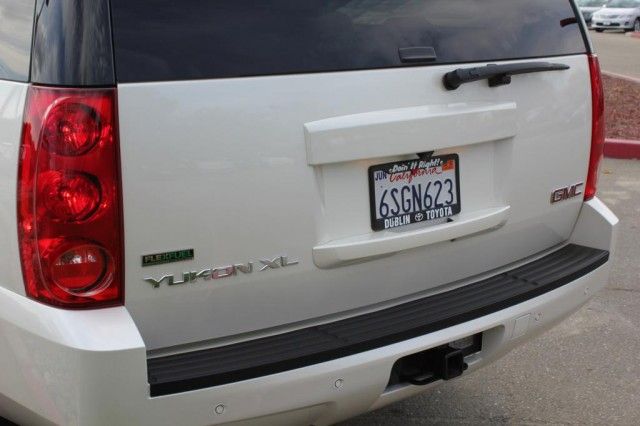 GMC Yukon XL 2011 photo 1