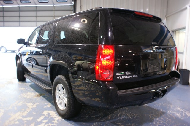 GMC Yukon XL 2011 photo 1
