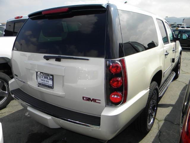 GMC Yukon XL 2011 photo 3