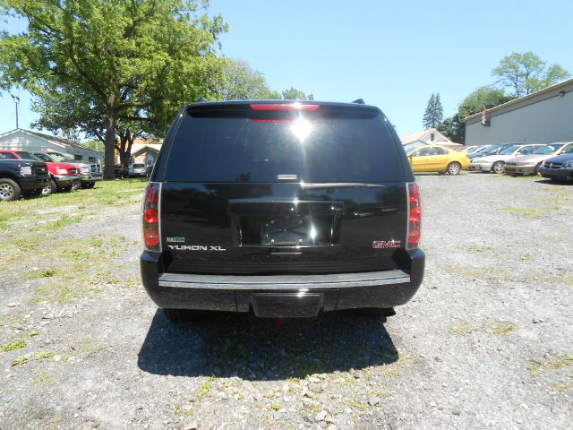 GMC Yukon XL Crew Cab Short Box 2-wheel Drive SLE SUV
