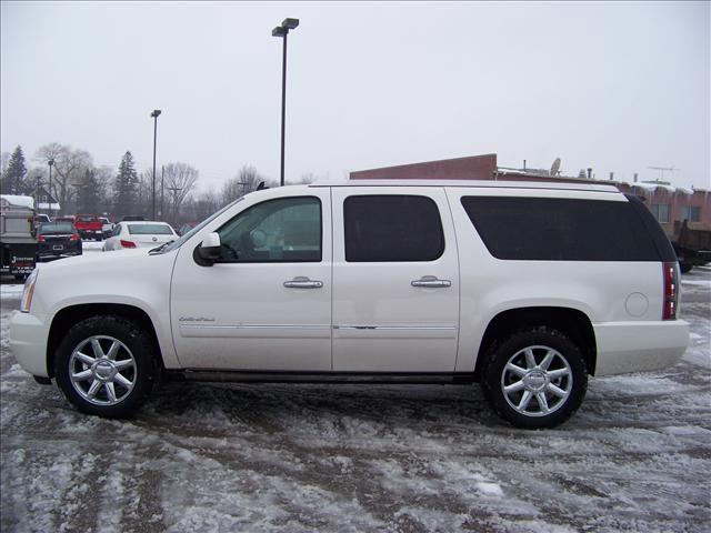 GMC Yukon XL 2011 photo 1