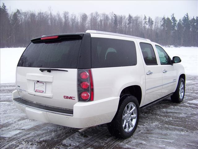 GMC Yukon XL 2011 photo 2