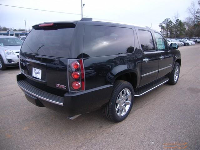 GMC Yukon XL 2011 photo 3