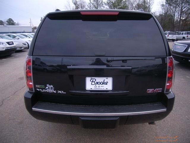 GMC Yukon XL 2011 photo 4