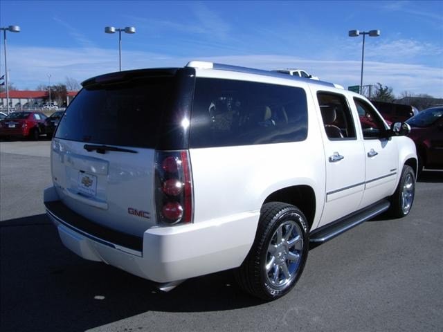 GMC Yukon XL 2012 photo 2
