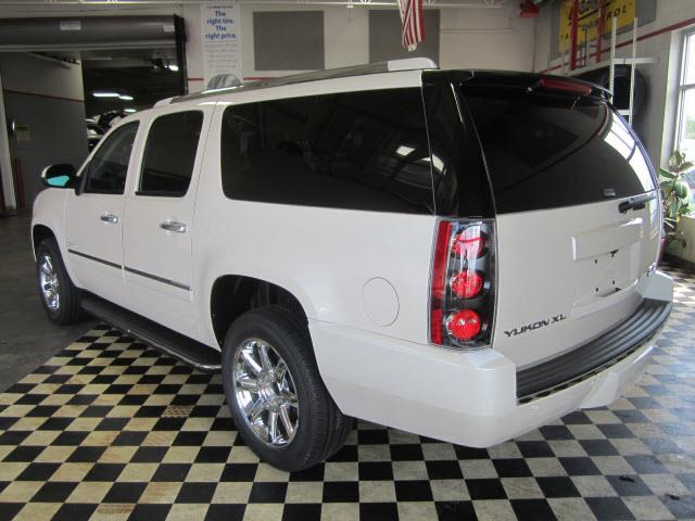 GMC Yukon XL EX Sedan 4D SUV