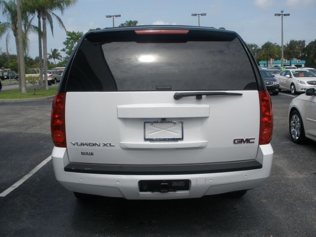 GMC Yukon XL 2013 photo 8