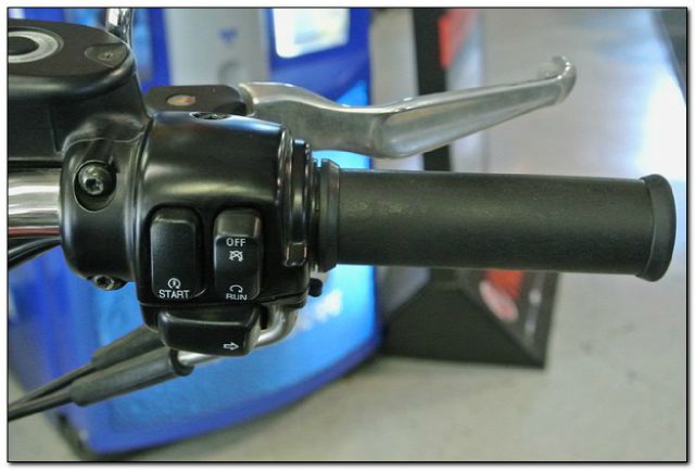 Harley Davidson 883 2009 photo 2