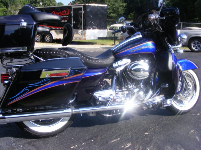 Harley Davidson FLHTCSE 2004 photo 1