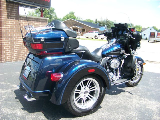 Harley Davidson FLHTCUTG Tri-Glide 2002 Toyota SE Motorcycle
