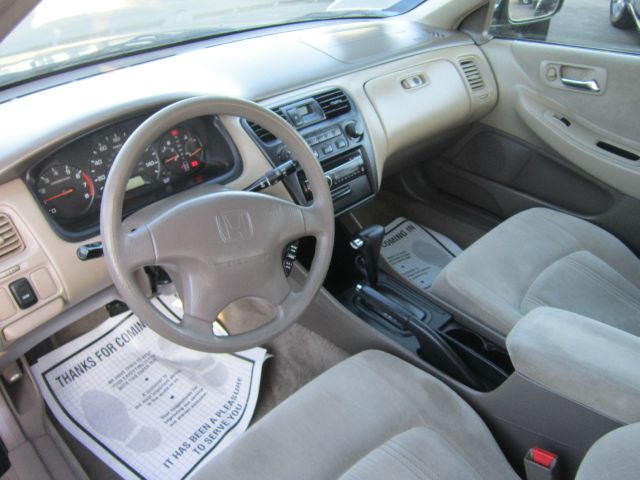 Honda Accord 2000 photo 9