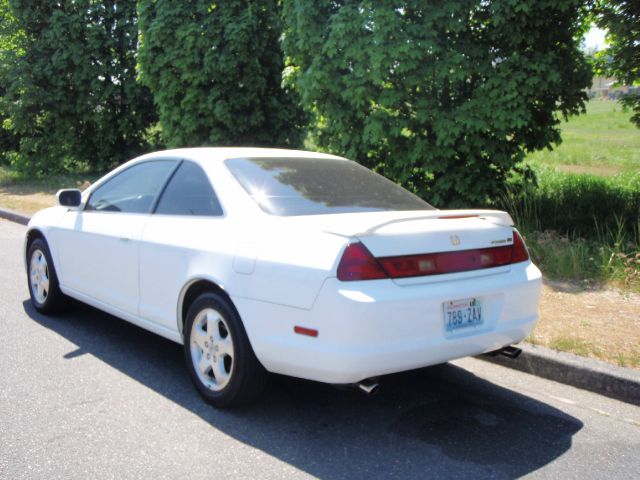 Honda Accord 2000 photo 1