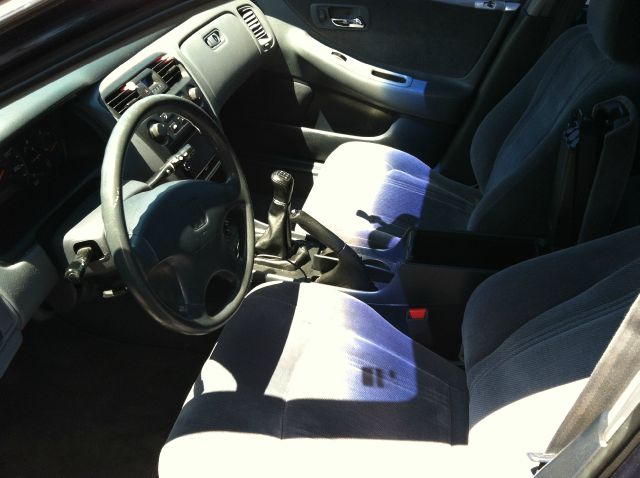 Honda Accord 2000 photo 4