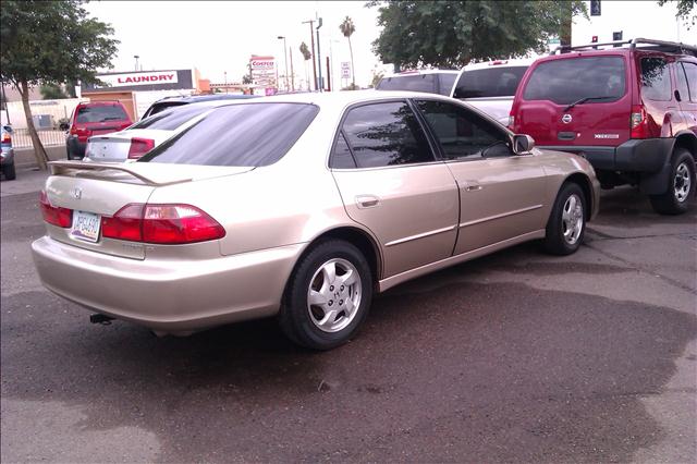 Honda Accord 2000 photo 2