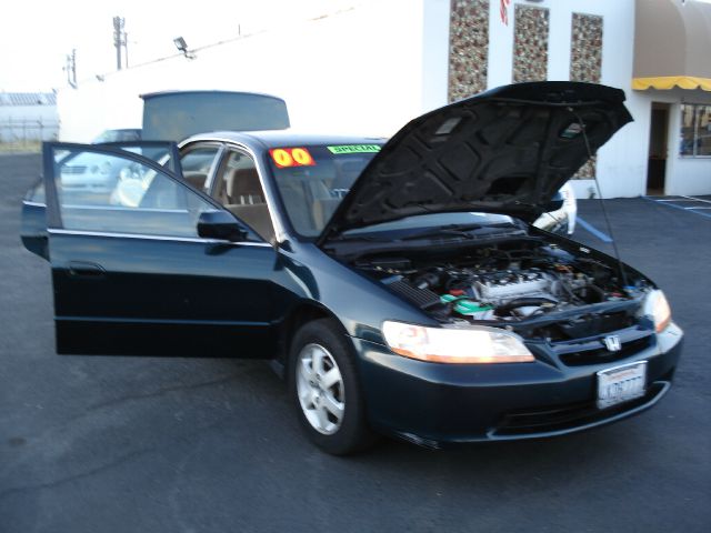 Honda Accord 2000 photo 2