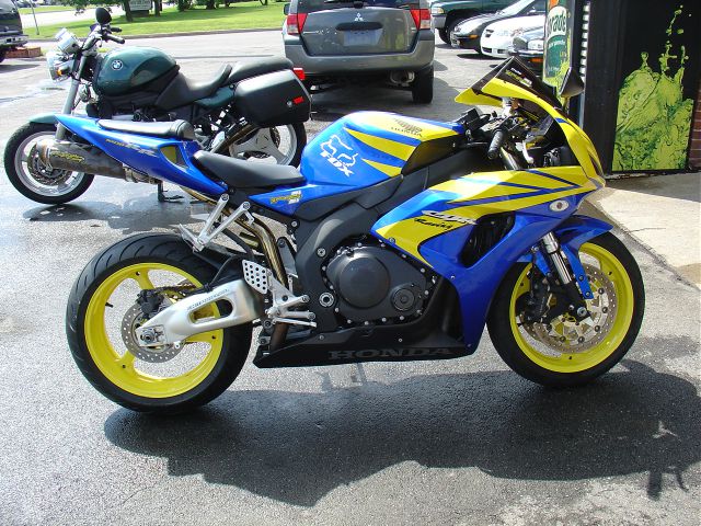 Honda CBR1000RR 2006 photo 2