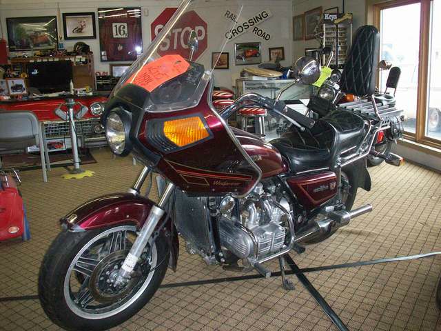 Honda GL1100 1982 photo 1