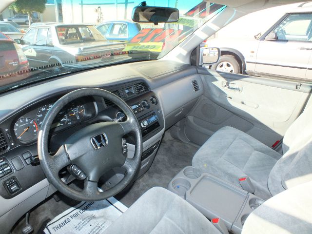 Honda Odyssey 2004 photo 2
