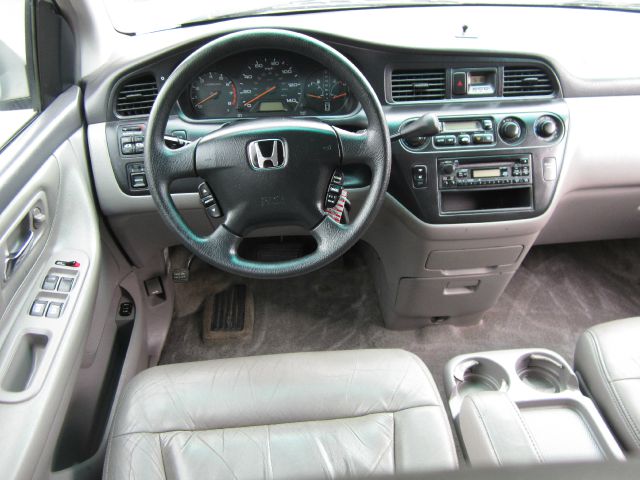 Honda Odyssey 2004 photo 2