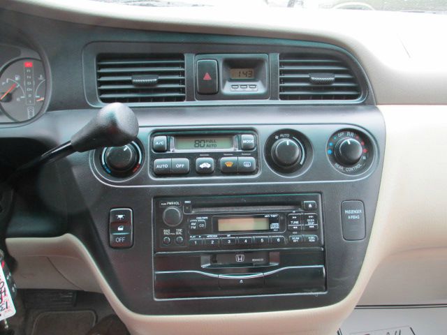 Honda Odyssey 2004 photo 2
