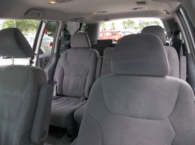 Honda Odyssey 2005 photo 2