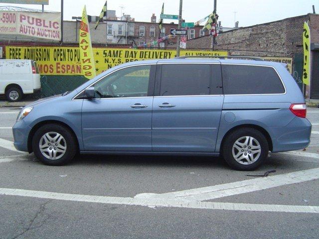 Honda Odyssey 2005 photo 2