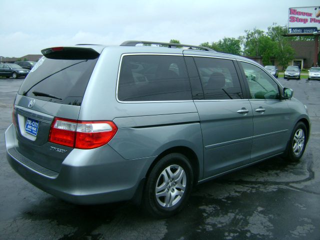 Honda Odyssey 2005 photo 2