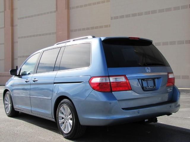 Honda Odyssey 2005 photo 2
