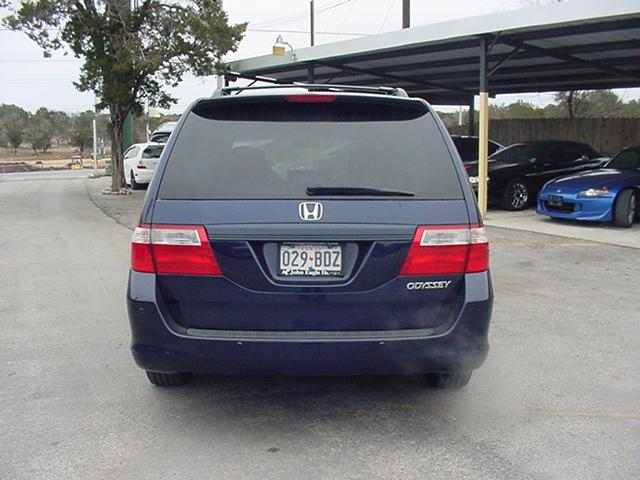 Honda Odyssey 2005 photo 2